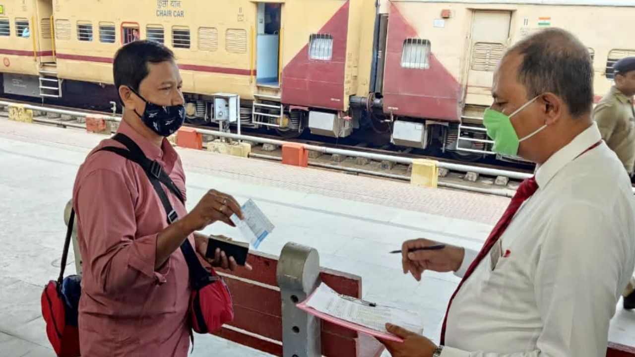 તો TTEની જેમ, TC (Ticket Collector)નું કામ પણ ટિકિટો તપાસવાનું છે. પરંતુ, TTE ટ્રેનની અંદર ટિકિટ ચેક કરે છે, જ્યારે TC રેલવે પ્લેટફોર્મ પર મુસાફરોની ટિકિટ ચેક કરે છે. 