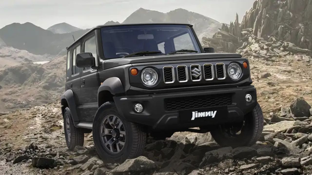 Maruti Jimny એક પાવરફુલ ઓફ-રોડ SUV છે. તેનો લુક બજારમાં જોવા મળતા વાહનોથી તદ્દન અલગ છે. આ SUVની કિંમત 12.74 લાખ રૂપિયાથી લઈને 14.79 લાખ રૂપિયા સુધીની છે. મારુતિ તમને આના પર 2 લાખ રૂપિયા સુધીનું ડિસ્કાઉન્ટ ઓફર કરી રહી છે.
