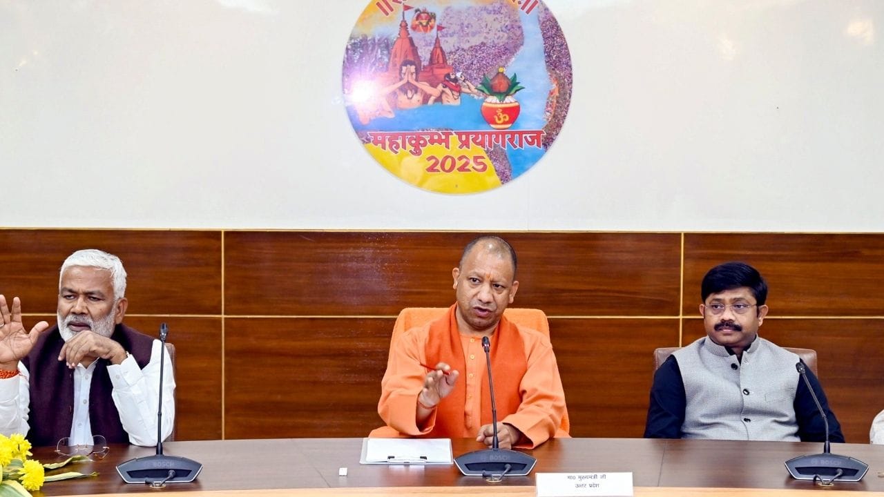 જો આપણે આ વર્ષે મહાકુંભની વાત કરીએ તો આ વખતે મહાકુંભનું આયોજન પ્રયાગરાજમાં કરવામાં આવી રહ્યું છે. અહિ માત્ર ભારતીય જ નહિ પરંતુ વિદેશી લોકો પણ મહાકુંભમાં ભારત આવતા હોય છે. જો તમે પણ પરિવાર સાથે મહાકુંભમાં જવાનો પ્લાન બનાવી રહ્યા છો.તો કેટલીક વાતનું તમારે ધ્યાન રાખવાનું રહેશે. આ વાતનું ધ્યાન રાખવાથી તમે પરિવાર સાથે મેળાનો આનંદ ઉઠાવી શકશો.