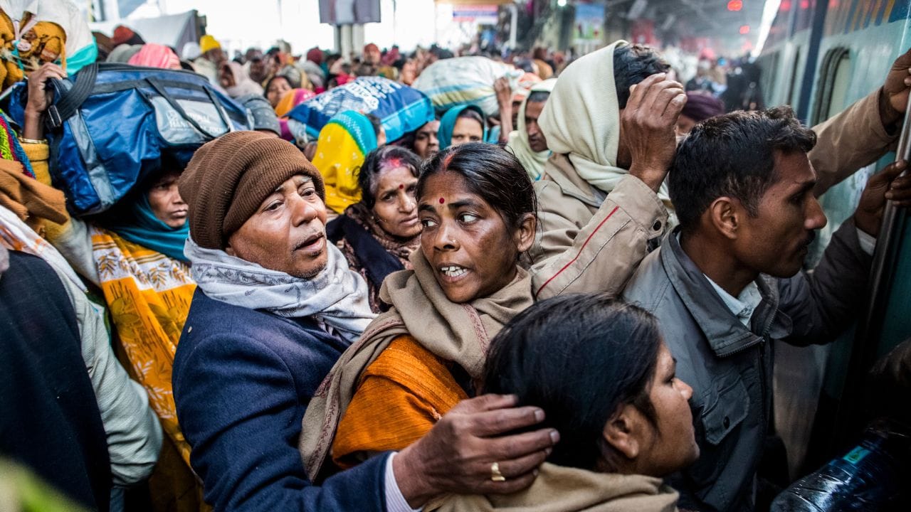 જો તમે પરિવાર સાથે મહાકુંભમાં જવાનો પ્લાન બનાવી રહ્યા છો. તો સૌથી પહેલા જવાની તારીખ, સમય તેમજ બસ, કે ટ્રેન શેમાં જઈ રહ્યા છે. કુંભ મેળાના સ્નાનની તિથીઓને ધ્યાનમાં રાખીને પ્લાન બનાવજો. જેનાથી તમારે ભીડનો સામનો કરવો પડે નહિ.