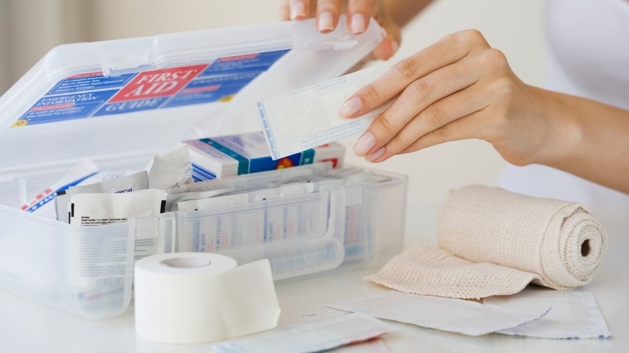 જો તમે વડીલો કે પછી બાળકો સાથે મહાકુંભમાં જઈ રહ્યા છો. તો સૌથી પહેલા ધ્યાન બાળકો અને વડીલોનું રાખવું. આ દરમિયાન તમે સાથે ફસર્ટ એડ કિટ રાખવાનું ભૂલતા નહિ. તમારા બેગમાં જરુરી સામાનની સાથે  પીવાના પાણીની બોટલ, સુકો નાસ્તો પેક કરી લેજો. સાતે જરુરી ડોક્યુમેન્ટ લેવાનો ભૂલતા નહિ.