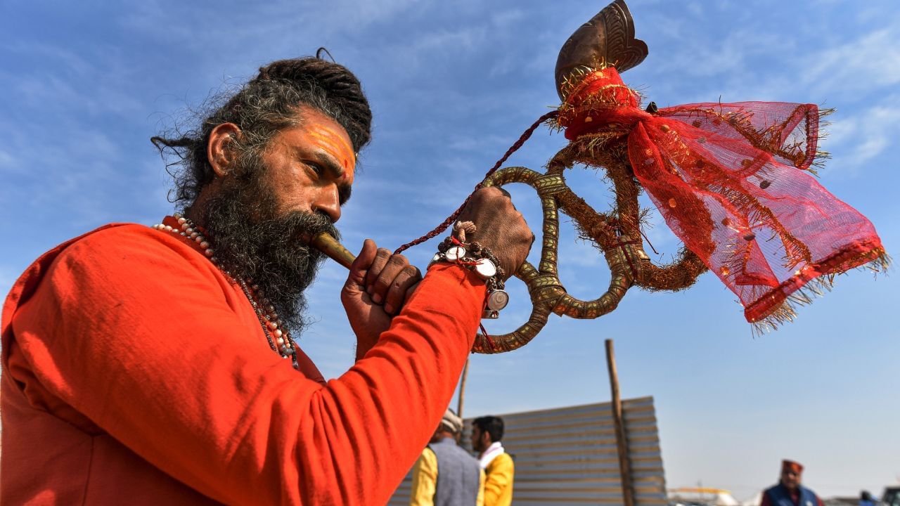 મહાકુંભમાં હોટલ મળવી ખુબ મુશ્કિલ હોય છે. જો તમે પહેલાથી હોટલ, ધર્મશાળા કે પછી ટેન્ટ સિટીમાં રહેવાની વ્યવસ્થા કરી લો છો. તો તમને કોઈ મુશ્કેલી નહિ થાય. જો તમે એન્ડ સમયે આ બધું પ્લાન કરી રહ્યા છો. તો તમારે વધારે પૈસા ખર્ચવા પડશે.