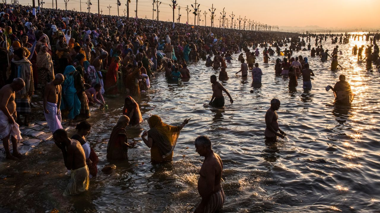 મહાકુંભ મેળાનું આયોજન  મુખ્ય 4 સ્થળે કરવામાં આવે છે. જેમાં હરિદ્વાર (ગંગા નંદી), પ્રયાગરાજ ( ગંગા , યમુના અને સરસ્વતીનો સંગમ ), ઉજ્જૈન,(ક્ષિપ્રા નદી ) અને નાસિક ( ગોદાવરી નદી ) સામેલ છે.