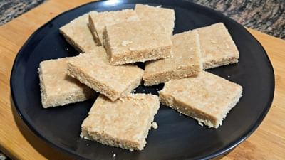 કેટલાક લોકોને માવા ચીક્કી એટલી પસંદ હોય છે કે તેઓ નિયમિત તેનું સેવન કરતા હોય છે. જ્યારે કેટલાક લોકો તેને શિયાળામાં ખાવાનું પસંદ કરતા હોય છે. તો ઘરે બનાવવા માટે મગફળીના દાણા, ગોળ, ઘી સહિતની સામગ્રીની જરુર પડશે.