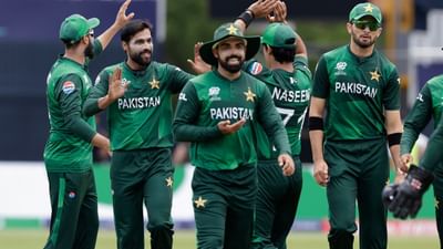 પાકિસ્તાન ક્રિકેટમાં ખેલાડીઓની નિવૃત્તિની પ્રક્રિયા ચાલુ છે. સતત બીજા દિવસે વધુ એક પાકિસ્તાની ક્રિકેટરે નિવૃત્તિની જાહેરાત કરી છે. આ વખતે પાકિસ્તાનના ફાસ્ટ બોલર મોહમ્મદ આમિરે નિવૃત્તિની જાહેરાત કરી છે. આમિરે સોશિયલ મીડિયા દ્વારા નિવૃત્તિની જાહેરાત કરી હતી. આમિરના એક દિવસ પહેલા પાકિસ્તાનના સ્પિન ઓલરાઉન્ડર ઈમાદ વસીમે પણ નિવૃત્તિની જાહેરાત કરી હતી.