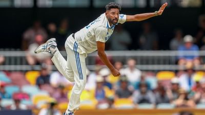 મેલબોર્ન ટેસ્ટમાં ટીમ ઈન્ડિયાનો ફાસ્ટ બોલર મોહમ્મદ સિરાજ ઓસ્ટ્રેલિયા સામે લાચાર રહ્યો. મેલબોર્ન ટેસ્ટની પ્રથમ ઈનિંગમાં જસપ્રીત બુમરાહે ચાર, રવીન્દ્ર જાડેજાએ ત્રણ, આકાશ દીપે બે અને વોશિંગ્ટન સુંદરે એક વિકેટ લીધી હતી. પરંતુ સિરાજની વિકેટની કોલમ ખાલી રહી.