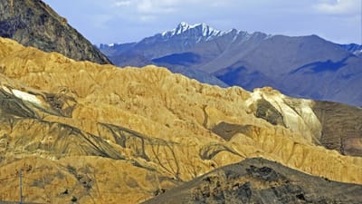 કોઈ પણ વ્યક્તિને પોતાના વ્યવસાયમાંથી ઓછા સમયમાં મુન લેન્ડનો પ્રવાસ કરવો છે. તો આજે અમે તમને જણાવીશુ કે ગુજરાતના અમદાવાદથી અલગ અલગ સમયગાળા માટે એટલે કે 3, 5 અને 7 દિવસ માટે જાપાન ફરવા જવુ છે તો કેવી રીત જઈ શકાય. આ ટ્રાવેલ પ્લાનમાં ફ્લાઇટ વિકલ્પો, ટ્રેન વિકલ્પો, અંદાજિત ખર્ચ, પ્રવાસી સ્થળનો સમય, પ્રવેશ ફી અને દરેક મુલાકાત માટે સૂચવેલ સમયનો સમાવેશની જાણકારી આપવામાં આવી છે.