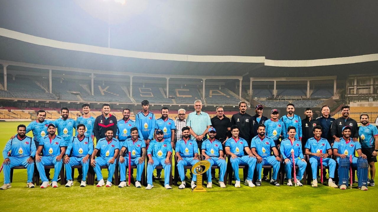 વિજય હજારે ટ્રોફી માટે મુંબઈની ટીમ : શ્રેયસ અય્યર (કેપ્ટન), આયુષ મ્હાત્રે, અંગક્રિશ રઘુવંશી, જય બિસ્તા, સૂર્યકુમાર યાદવ, શિવમ દુબે, સૂર્યાંશ શેડગે, સિદ્ધેશ લાડ, હાર્દિક તામોર, પ્રસાદ પવાર, અથર્વ અંકોલેકર, તનુષ કોટિયન, શાર્દુલ ઠાકુર, જુનૈદ ખાન, રોયસ્ટન ડાયસ, જુનેદ ખાન, હર્ષ તન્ના, વિનાયક ભોઈર. (All Photo Credit : X / MCA)