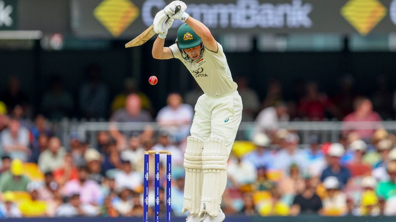 મેકસ્વીનીએ આ શ્રેણીમાં ટેસ્ટ ડેબ્યૂ કર્યું હતું. તેણે અત્યાર સુધી રમાયેલી 3 મેચમાં ઘણો સંઘર્ષ કર્યો છે. ખાસ કરીને જસપ્રીત બુમરાહ સામે એકદમ લાચાર દેખાઈ રહ્યો હતો. બુમરાહે તેને 6માંથી 4 ઈનિંગ્સમાં પેવેલિયનનો રસ્તો બતાવ્યો હતો.