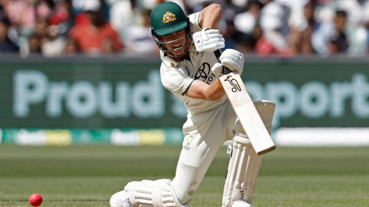 આ સિરીઝની પહેલી ત્રણ મેચમાં મેકસ્વીનીએ 14.40ની એવરેજથી 72 રન બનાવ્યા છે. જ્યારે 6 માંથી 5 ઈનિંગ્સમાં તે 10 રનનો આંકડો પણ પાર કરી શક્યો નથી. તેથી, ઓસ્ટ્રેલિયન પસંદગીકારોએ મેકસ્વીનીને પડતો મૂક્યો અને ટીમમાં 19 વર્ષીય યુવા ઓપનર સેમ કોન્સ્ટેન્ટ્સને તક આપી. (All Photo Credit : PTI / Getty)