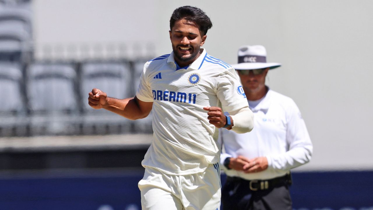 મેલબોર્ન ક્રિકેટ ગ્રાઉન્ડ પર રમાઈ રહેલી બોર્ડર-ગાવસ્કર ટ્રોફીની ચોથી ટેસ્ટમાં નીતિશે આ સિદ્ધિ મેળવી હતી. મેચના ત્રીજા દિવસે ટીમ ઈન્ડિયાએ પ્રથમ દાવમાં 6 વિકેટ ગુમાવ્યા બાદ ક્રિઝ પર આવેલા નીતિશે વોશિંગ્ટન સુંદર સાથે શાનદાર ભાગીદારી કરી અને ટીમ ઈન્ડિયાને કાબૂમાં લઈ લીધી. આ પછી તેણે આ ઐતિહાસિક મેદાન પર સદી પૂરી કરીને બાળપણનું સપનું પૂરું કર્યું. આખું સ્ટેડિયમ તેની સિદ્ધિને બિરદાવી રહ્યું હતું અને ભારતના દરેક ક્રિકેટ ચાહકો પણ ઉજવણી કરી રહ્યા હતા.