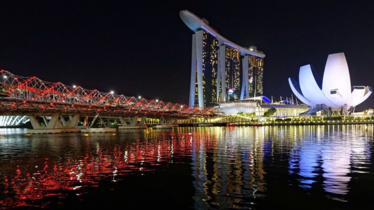 સિંગાપોર (એશિયા) - તેની માથાદીઠ જીડીપી 88,450 ડોલર છે. સિંગાપોર એ વિશ્વના સૌથી મોટા વેપાર કેન્દ્રોમાંનું એક છે. સિંગાપોરની વસ્તી 5.45 મિલિયન છે.