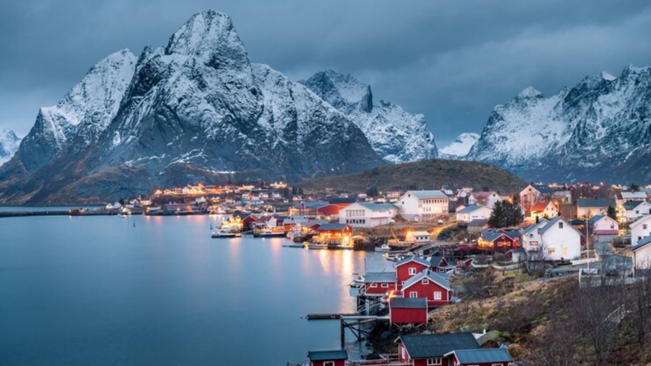 નોર્વે (યુરોપ) - નોર્વેની માથાદીઠ જીડીપી 94,660 ડોલર છે, જે તેને વિશ્વનો ચોથો સૌથી ધનિક દેશ બનાવે છે. તેની વસ્તી 5.41 મિલિયન છે. નોર્વે એક પશ્ચિમી યુરોપિયન દેશ છે જે પેટ્રોલિયમ માટે જાણીતો છે.