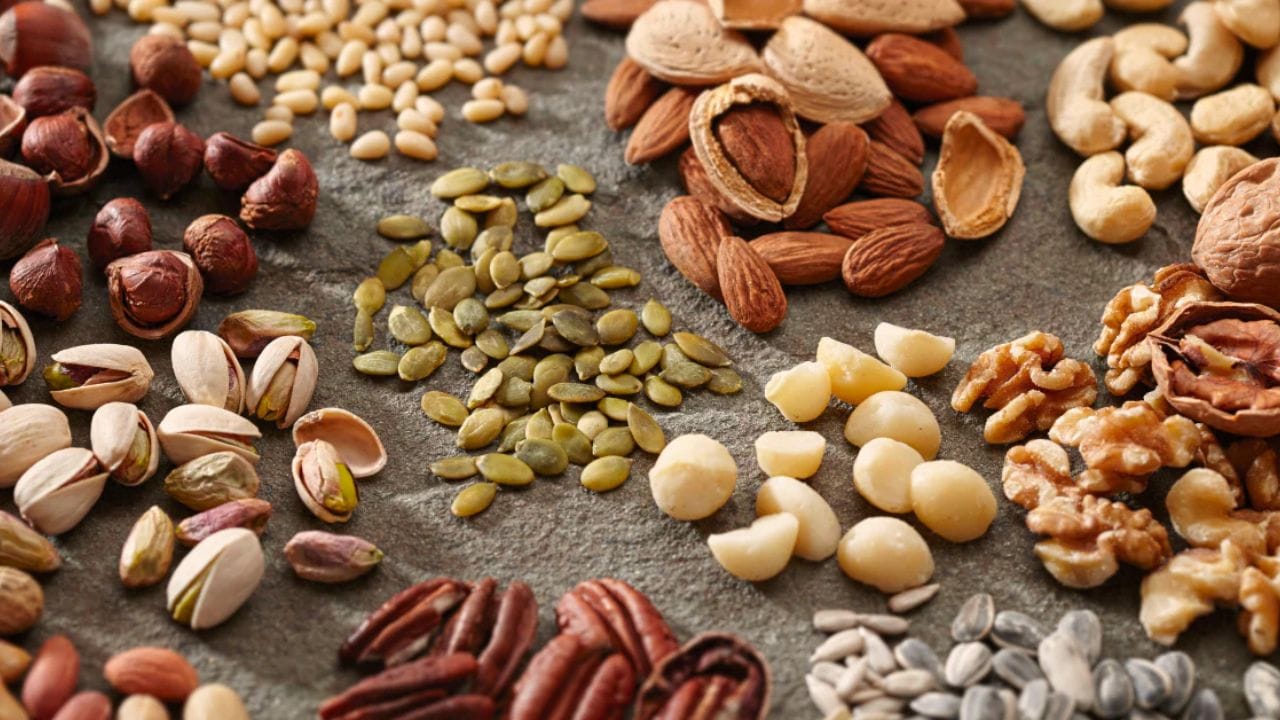 નટ્સ અને સીડ્સ : બદામ, અખરોટ, ચિયા બીજ અને શણના બીજ પ્રોટીન, તંદુરસ્ત ચરબી અને એન્ટીઑકિસડન્ટોથી સમૃદ્ધ છે. આને નાસ્તા તરીકે ખાઈ શકાય છે અને સલાડમાં ઉમેરી શકાય છે.