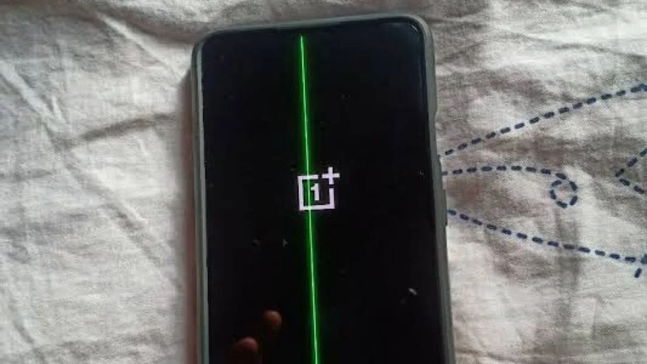 જો તમારી પાસે OnePlus સ્માર્ટફોન છે અથવા તે ખરીદવાનું વિચારી રહ્યા છો, તો તમારા માટે સારા સમાચાર છે. થોડા સમય પહેલા વનપ્લસના કેટલાક સિરીઝના સ્માર્ટફોનના ડિસ્પ્લેમાં ગ્રીન લાઇનની સમસ્યા જોવા મળી હતી. ઘણા યુઝર્સે આ અંગે કંપનીને ફરિયાદ પણ કરી હતી. હવે આ પ્રકારની સમસ્યાઓથી ગ્રાહકોને રાહત આપવા માટે કંપનીએ એક નવી ઓફર રજૂ કરી છે.