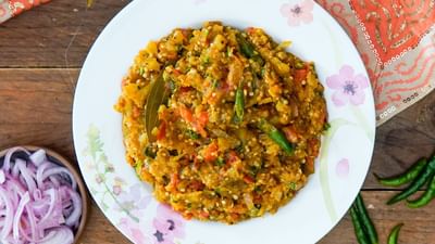 રીંગણનો ઓળો બનાવવા માટે ઓળાના રીંગણ, તેલ, લસણ, ઘી, જીરું, આદુ, લીલાં મરચા, ડુંગળી, હળદર, લાલ મરચું, મીંઠુ સહિતની સામગ્રીની જરુરત પડશે. રીંગણનો ઓળો બનાવવા માટે સૌથી પહેલા રીંગણમાં કાપા કરી તેમાં લસણ અને લીલા મરચા મુકી તેના પર તેલ લગાવી દો.