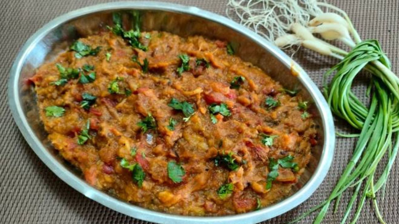 રીંગણનો ઓળો બનાવવા માટે ઓળાના રીંગણ, તેલ, લસણ, ઘી, જીરું, આદુ, લીલાં મરચા, ડુંગળી, હળદર, લાલ મરચું, મીંઠુ સહિતની સામગ્રીની જરુરત પડશે. રીંગણનો ઓળો બનાવવા માટે સૌથી પહેલા રીંગણમાં કાપા કરી તેમાં લસણ અને લીલા મરચા મુકી તેના પર તેલ લગાવી દો.