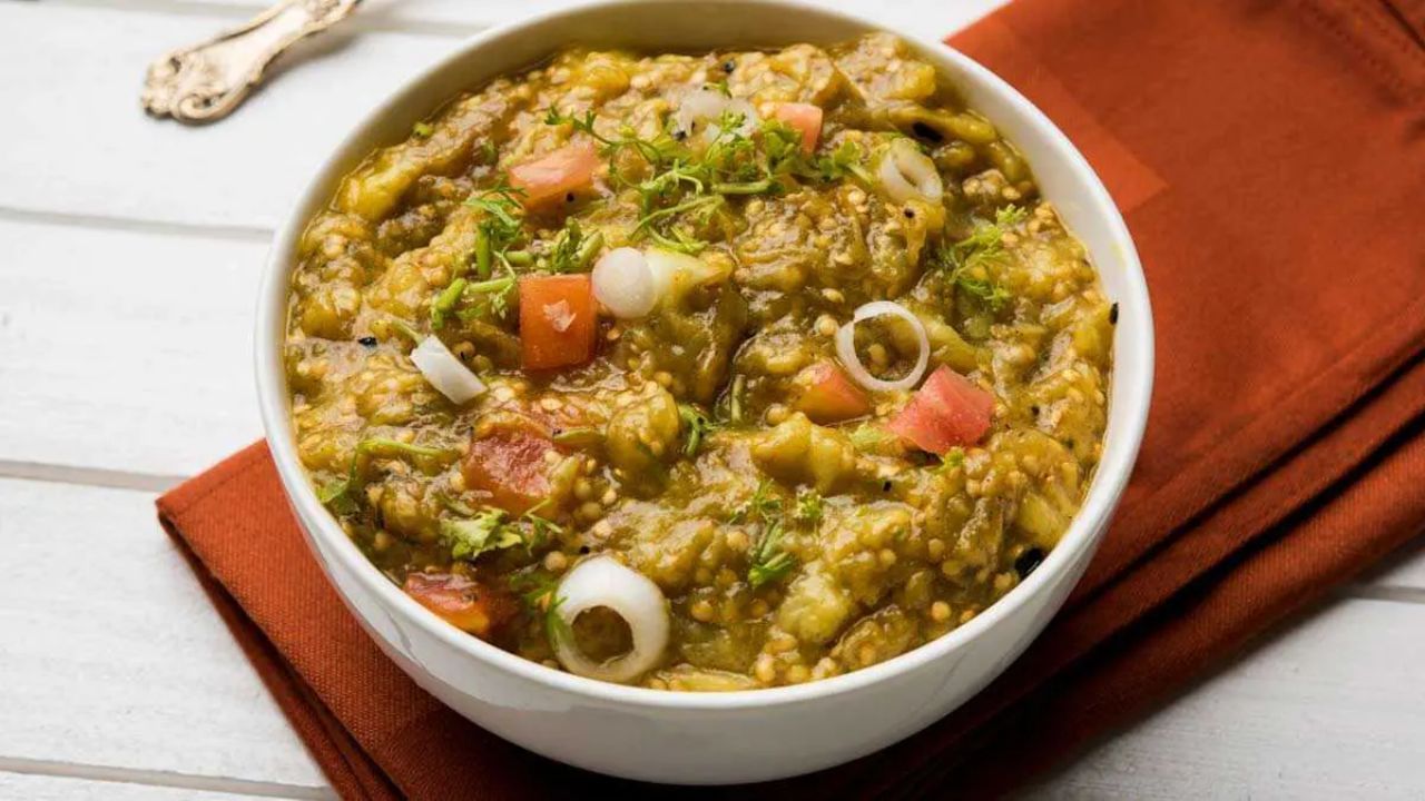 ડુંગળી અને ટામેટા સંતળાઈ જાય ત્યારે તેમાં મીઠું અને મરચુ નાખો ત્યારબાદ રીંગણના પ્લપને ઉમેરી બરાબર મિક્સ કરો. આ ઉપરાંત કોથમીર અને લીંબુનો રસ ઉમેરીને મિક્સ કરી દો.