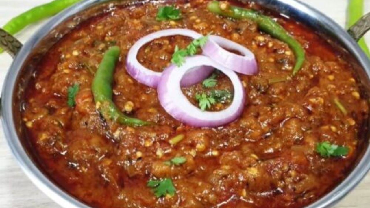 તમે રીંગણના ઓળાને બાજરીના રોટલા, ઘઉંની રોટલી, લીલી ચટણી, છાશ, મસાલા ડુંગળી સહિતની વસ્તુઓ સાથે પીરસી શકો છો. તમે રીંગણના ઓળાને 1 થી 2 દિવસ સ્ટોર પણ કરી શકો છો.