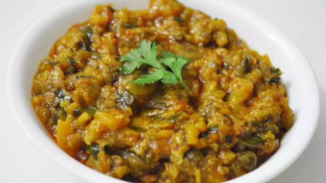 રીંગણનો ઓળો બનાવવા માટે કાંણુના હોય તેવા રીંગણની પસંદગી કરવી જોઈએ. તમે ઓળામાં લીલુ લસણ અને લીલી ડુંગળીનો ઉપયોગ કરશો તો વધારે સ્વાદિષ્ટ લાગશે.