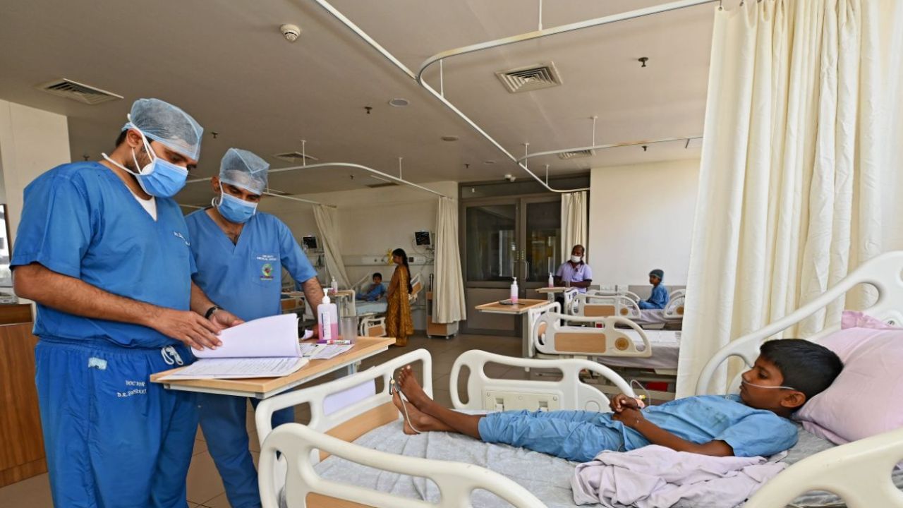 કયા રોગોની સારવાર થઈ શકશે? : PMJAY હેઠળ કુલ 1350+ પ્રકારના રોગો આવરી લેવામાં આવ્યા છે, જેમાં ગંભીર રોગોની સારવારનો સમાવેશ થાય છે જેમ કે કેન્સર, હૃદય રોગ, કિડનીની સારવાર, બાયપાસ સર્જરી વગેરે. વધુમાં, આ યોજનામાં ઓપરેશન, ટેસ્ટ, દવાઓ અને હોસ્પિટલમાં દાખલ થવા સહિતના અન્ય તબીબી ખર્ચાઓ પણ આવરી લેવામાં આવ્યા છે.