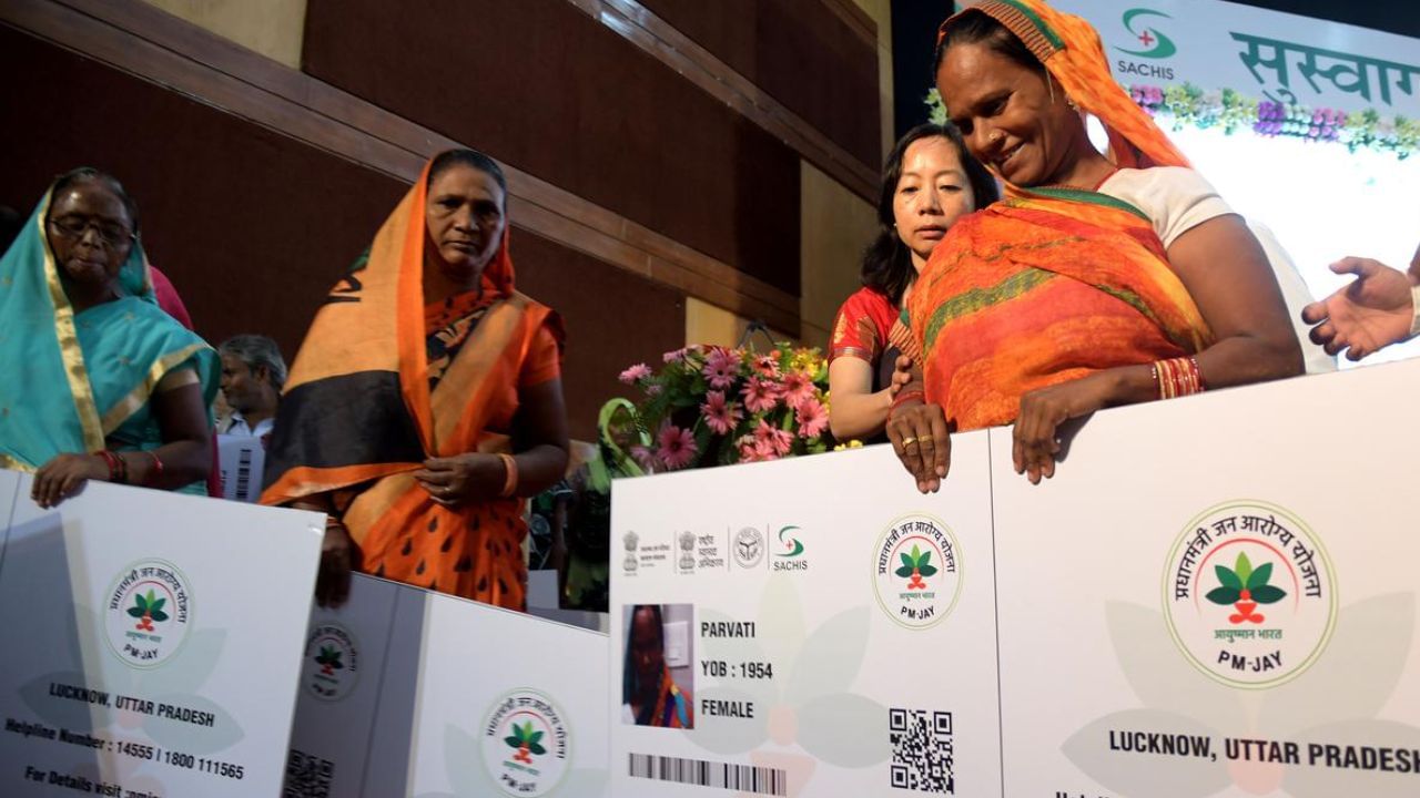 શું તેને હોસ્પિટલમાં દાખલ કર્યા પછી લઈ શકાય?: ના, હોસ્પિટલમાં દાખલ થયા પછી આ યોજનાનો લાભ મેળવી શકાતો નથી. તે પૂર્વ-મંજૂર છે, એટલે કે તમારે યોજનાનો લાભ મેળવતા પહેલા તમારા કુટુંબની નોંધણી કરાવવી પડશે. જો તમે હોસ્પિટલમાં દાખલ છો, તો તમારી યોગ્યતા અગાઉથી નોંધણી કરાવવી જોઈએ, જેથી હોસ્પિટલ તમને આયુષ્માન કાર્ડ અથવા પ્રોફાઇલના આધારે મફત સારવાર આપી શકે. નોંધણી વિના હોસ્પિટલમાં દાખલ થયા પછી તે લઈ શકાતું નથી.