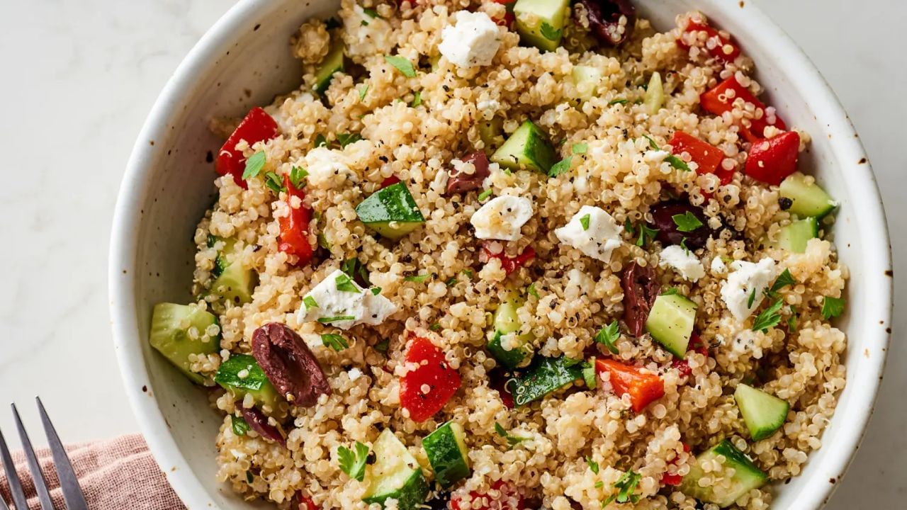 ક્વિનોઆ : ક્વિનોઆ એક સંપૂર્ણ પ્રોટીન છે, જે તમામ આવશ્યક એમિનો એસિડ પ્રદાન કરે છે. તે લગભગ ગ્લૂટેન ફ્રી છે અને કાર્બોહાઇડ્રેટ્સ સાથે પ્રોટીનનું ઉત્તમ સંતુલન પ્રદાન કરે છે.