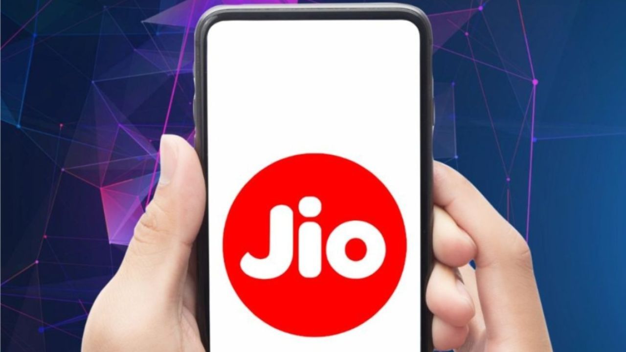 Jio તેના ગ્રાહકોને 50 રુપિયાથી ઓછી કિંમતના ઘણા બધા પ્લાન ઓફર કરી રહ્યું છે. જેમાં 11 રૂપિયાના પ્લાનમાં 10 GB અનલિમિટેડ ડેટા પણ આપવામાં આવે છે. જોકે તેની વેલિડિટી માત્ર 1 કલાકની છે. બીજો પ્લાન 19 રુપિયાનો છે જેમાં 1 GB ડેટા મળે છે, તેમજ 29 રુપિયામાં 2 GB ડેટા મળી રહ્યા છે. તે બાદ 49 રુપિયામાં 25 GB ડેટા મળે છે પણ માત્ર 1 દિવસ માટે 