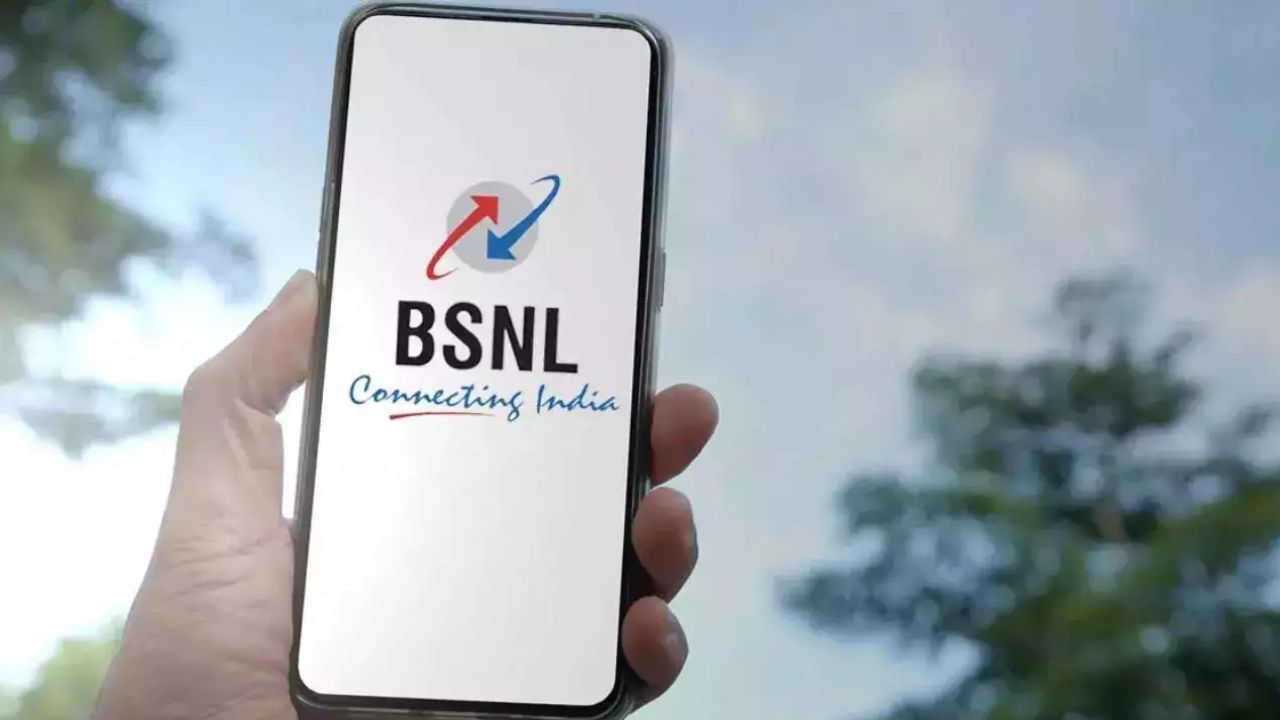 BSNL પણ તેના ગ્રાહકોને સસ્તા પ્લાન ઓફર કરવા માટે જાણીતુ છે. ત્યારે આ કંપની ગ્રાહકોને 16 રુપિયામાં 2 GB ડેટા, 18 રુપિયામાં 1 gb ડેટા ઓફર કરી રહ્યું છે આ પ્લાન પણ 1 દિવસ માટે જ આપવામાં આવે છે. 