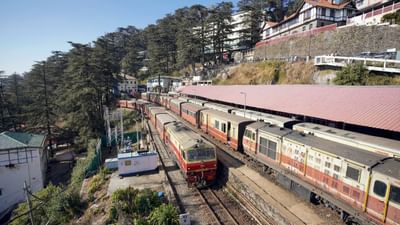 ઈન્ડિયન રેલવેની ગણતરી દુનિયાની સૌથી મોટું નેટવર્ક છે. દેશમાં દરરોજ લાખો લોકો મુસાફરો ટ્રેનમાં મુસાફરી કરતા હોય છે. પ્રવાસીઓની સંખ્યા આટલી વધારે હોવાનું કારણ એ છે કે, રેલવેમાં મુસાફરી ખુબ સસ્તી હોય છે. આ સાથે સમયની પણ બચત કરે છે.