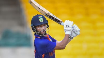 સૈયદ મુશ્તાક અલી T20 ટ્રોફી માટે મુંબઈ અને મધ્યપ્રદેશ વચ્ચે મેચ રમાશે. તેનો નિર્ણય શુક્રવાર 13મી ડિસેમ્બરે લેવામાં આવ્યો હતો, જ્યાં પ્રથમ સેમીફાઈનલમાં મુંબઈએ બરોડાને હરાવ્યું હતું, જ્યારે બીજી સેમીફાઈનલમાં મધ્યપ્રદેશે દિલ્હીને એકતરફી રીતે હરાવ્યું હતું.