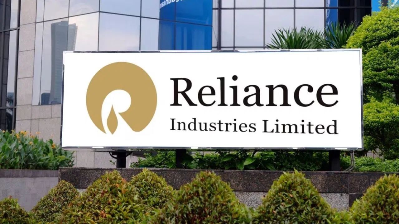 સુદીપ બંદ્યોપાધ્યાયના મતે રિલાયન્સ ઇન્ડસ્ટ્રીઝ વર્ષ 2025માં સૌથી મોટી ખેલાડી તરીકે ઉભરી આવશે. સુદીપે પોતે કહ્યું હતું કે જો તેને 2025માં એક મોટો સ્ટોક પસંદ કરવો હશે તો તે રિલાયન્સ ઇન્ડસ્ટ્રીઝને પસંદ કરશે. રિલાયન્સ જિયો અને રિલાયન્સ રિટેલના આઈપીઓથી કંપનીનું મૂલ્ય વધી શકે છે. આ સિવાય વર્ષ 2025માં LIC માટે સારી તકો આવી શકે છે.