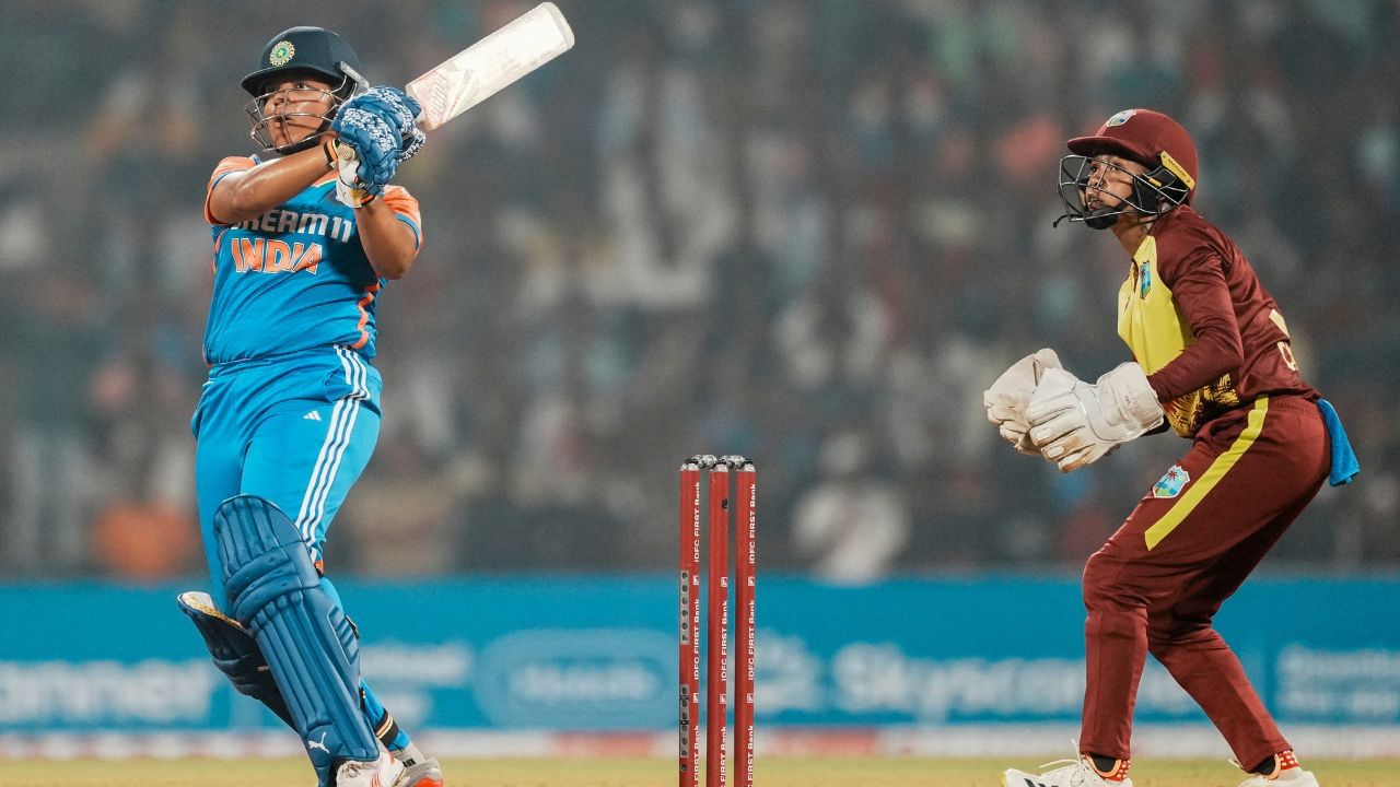 રિચા ઘોષનું આ તોફાન નવી મુંબઈના ડીવાય પાટિલ સ્ટેડિયમમાં ગુરુવાર 19 ડિસેમ્બરની સાંજે જોવા મળ્યું હતું. રિચાએ શાબ્દિક રીતે પહેલા બોલથી જ અંધાધૂંધ બેટિંગ શરૂ કરી દીધી હતી. 15મી ઓવરમાં સ્મૃતિ મંધાના આઉટ થયા બાદ રિચા ક્રિઝ પર આવી હતી. તે જ ઓવરમાં તેનો પહેલો બોલ રમતા રિચાએ સીધો મોટો શોટ રમ્યો અને લોંગ ઓફ બાઉન્ડ્રી પર શાનદાર સિક્સર ફટકારી. 20મી ઓવરમાં તે આઉટ થયો ત્યાં સુધી તેની આ શૈલી ચાલુ રહી.