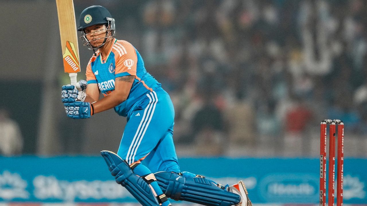 રિચા 20મી ઓવરના પાંચમા બોલ પર આઉટ થઈ ગઈ હતી. તેણે 21 બોલમાં શાનદાર 54 રન બનાવ્યા હતા. આ દરમિયાન તેણે યુવા બેટ્સમેન રાઘવી બિષ્ટ સાથે માત્ર 32 બોલમાં 70 રનની વિસ્ફોટક ભાગીદારી કરી હતી. તેના આધારે ટીમ ઈન્ડિયાએ 20 ઓવરમાં માત્ર 4 વિકેટ ગુમાવીને 217 રન બનાવ્યા, જે હવે T20 ઈન્ટરનેશનલમાં ભારતીય ટીમનો સર્વોચ્ચ સ્કોર છે. આ વર્ષની શરૂઆતમાં ટીમ ઈન્ડિયાએ UAE સામે 201 રન બનાવ્યા હતા.