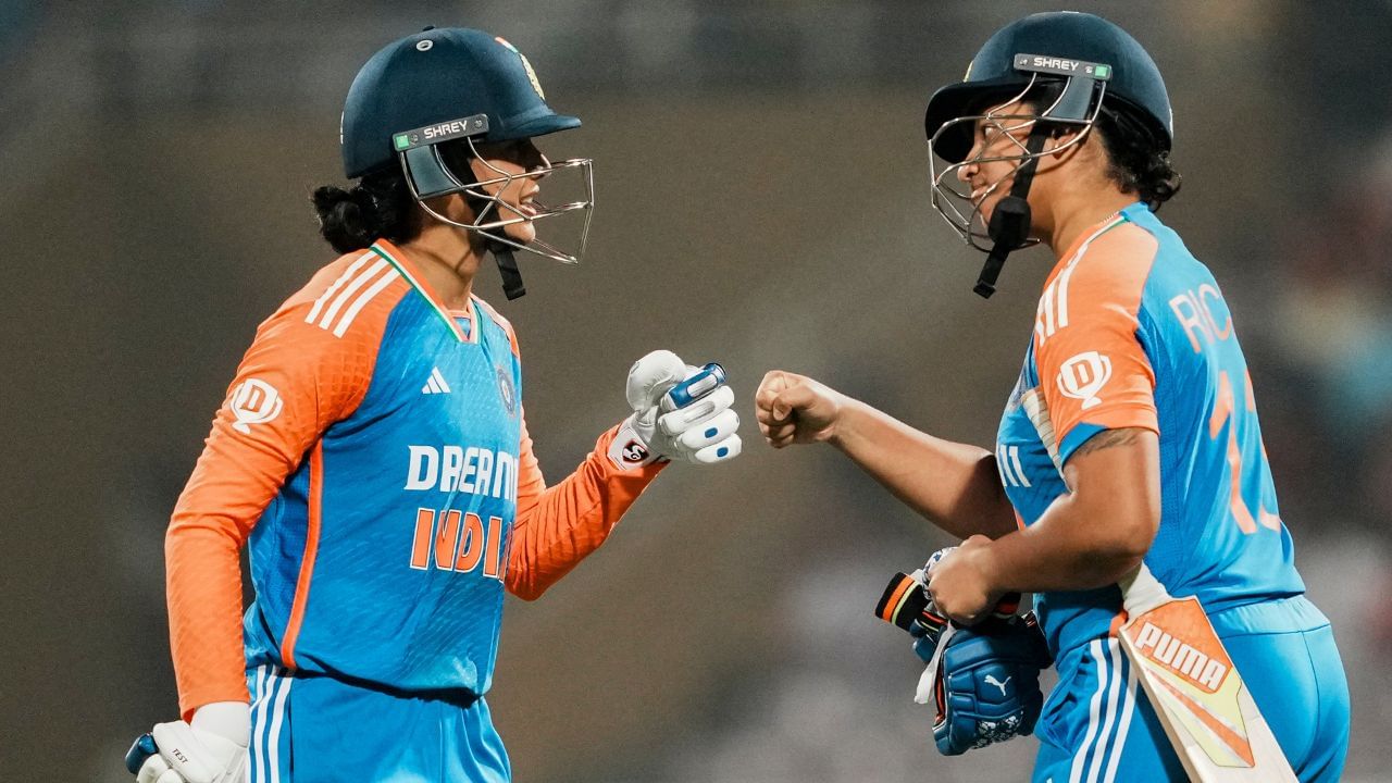 રિચા અને રાઘવી પહેલા, સ્ટાર ઓપનર મંધાનાએ ટીમ ઈન્ડિયાને આ તબક્કે લઈ જવામાં મોટી ભૂમિકા ભજવી હતી, જે હરમનપ્રીત કૌરની ગેરહાજરીમાં પણ ટીમની કેપ્ટનશીપ કરી રહી છે. મંધાનાએ 28 બોલમાં તોફાની અડધી સદી ફટકારી હતી અને માત્ર 47 બોલમાં 77 રન બનાવીને પરત ફરી હતી. આ ઈનિંગ સાથે, તે મહિલા T20 ઈન્ટરનેશનલમાં 50 કે તેથી વધુ વખત 30 વખત સ્કોર કરનાર બેટ્સમેન પણ બની હતી. તેની સાથે જેમિમાહ રોડ્રિગ્ઝે પણ 28 બોલમાં 39 રન બનાવ્યા હતા. (All Photo Credit : PTI)