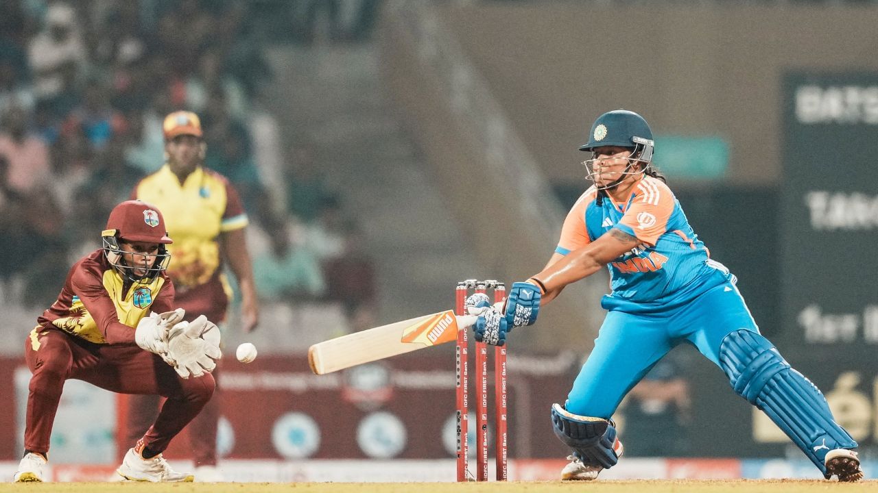 21 વર્ષની જમણા હાથની બેટ્સમેન રિચાએ ત્યારબાદ વેસ્ટ ઈન્ડિઝના દરેક બોલરને ખતમ કરી નાખ્યો અને બાઉન્ડ્રી ફટકારવા પર ધ્યાન કેન્દ્રિત કર્યું. રિચાએ થોડી જ વારમાં 3 ચોગ્ગા અને 5 છગ્ગા ફટકાર્યા. તેના પાંચમાં છગ્ગા સાથે, રિચાએ T20 ઈન્ટરનેશનલમાં તેની બીજી અડધી સદી પૂરી કરી. તેણીની અર્ધી સદી માત્ર 18 બોલમાં આવી હતી, જે ભારત માટે માત્ર સૌથી ઝડપી અડધી સદી જ નથી, પરંતુ મહિલા T20 ઈન્ટરનેશનલમાં સૌથી ઝડપી અડધી સદીના રેકોર્ડની પણ બરાબરી કરે છે. રિચા પહેલા ન્યુઝીલેન્ડની અનુભવી સોફી ડિવાઈન અને ઓસ્ટ્રેલિયાની યુવા બેટ્સમેન ફોબી લિચફિલ્ડે પણ 18 બોલમાં અર્ધસદી ફટકારી હતી.