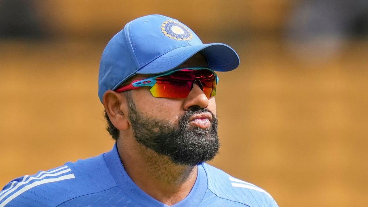 રોહિત શર્મા ખૂબ જ ખરાબ ફોર્મમાં છે. રોહિત શર્મા માટે વર્ષ 2024 ખૂબ જ નિરાશાજનક રહ્યું છે. ટેસ્ટ ફોર્મેટમાં આ ખેલાડીએ 14 મેચમાં માત્ર 26.39ની એવરેજથી 607 રન બનાવ્યા છે. આ ટૂરમાં પણ રોહિતનું ફૂટવર્ક ખૂબ જ ખરાબ દેખાય છે. 