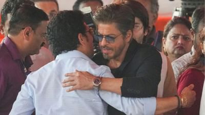 દેવેન્દ્ર ફડણવીસના શપથ ગ્રહણ સમારોહમાં શાહરૂખ ખાને સચિન તેંડુલકરને ગળે લગાવ્યો, જુઓ વીડિયો