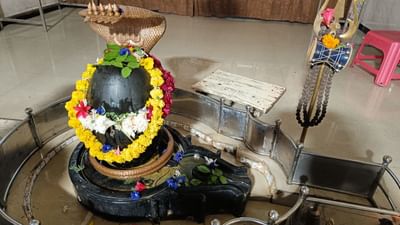 હિન્દુ ધર્મમાં પૂજાને લઈને કેટલાક ખાસ નિયમો બનાવવામાં આવ્યા છે, જેનું પાલન કરવું ખૂબ જ મહત્વપૂર્ણ માનવામાં આવે છે. એવું માનવામાં આવે છે કે કોઈપણ ભગવાનની પૂજા દરમિયાન જો કોઈ ભૂલ થઈ જાય તો પૂજાનું પૂર્ણ ફળ પ્રાપ્ત થતું નથી.આ કારણથી લોકો વિશેષ ધ્યાન રાખે છે કે પૂજા કરતી વખતે નિયમોનું પાલન કરવું જોઈએ. ભગવાન શિવ આવા દેવતાઓમાંના એક છે. ભગવાન શિવને દેવોના દેવ તરીકે પૂજવામાં આવે છે અને તેમની કૃપાથી ઈચ્છાઓની પરિપૂર્ણતાના દ્વાર ખુલે છે.