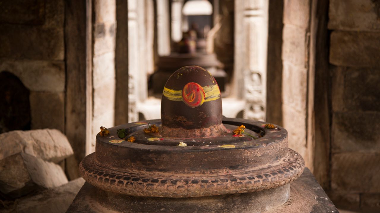 શિવલિંગને જળ અર્પણ કર્યા પછી શિવલિંગની સંપૂર્ણ પરિક્રમા ના કરવી જોઈએ. કારણ કે ભગવાન શિવને ચઢાવેલા જળને પાર કરવું સારું માનવામાં આવતું નથી. ( નોંધ :નોંધ: અહી આપવામાં આવેલી જાણકારી ધાર્મિક આસ્થાઓ અને લોક માન્યતાઓ આધારિત છે, સામાન્ય જનરૂચિને ધ્યાનમાં રાખીને આ લેખને અહી પ્રસ્તુત કરવામાં આવ્યો છે ) ( Credits: Getty Images )