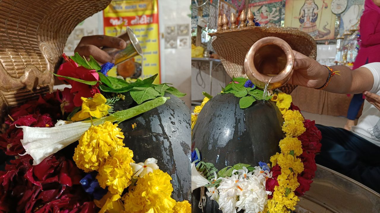 ભગવાન શિવને પ્રસન્ન કરવા માટે આપણે બધા અનેક રીતે પ્રયાસ કરીએ છીએ. ક્યારેક શિવલિંગ પર ચંદનનો લેપ લગાવીએ છીએ તો ક્યારેક જળ ચઢાવીએ છીએ. આ તમામ ઉપાયોમાં ભગવાન શિવને જળ અર્પણ કરવું શ્રેષ્ઠ માનવામાં આવે છે.