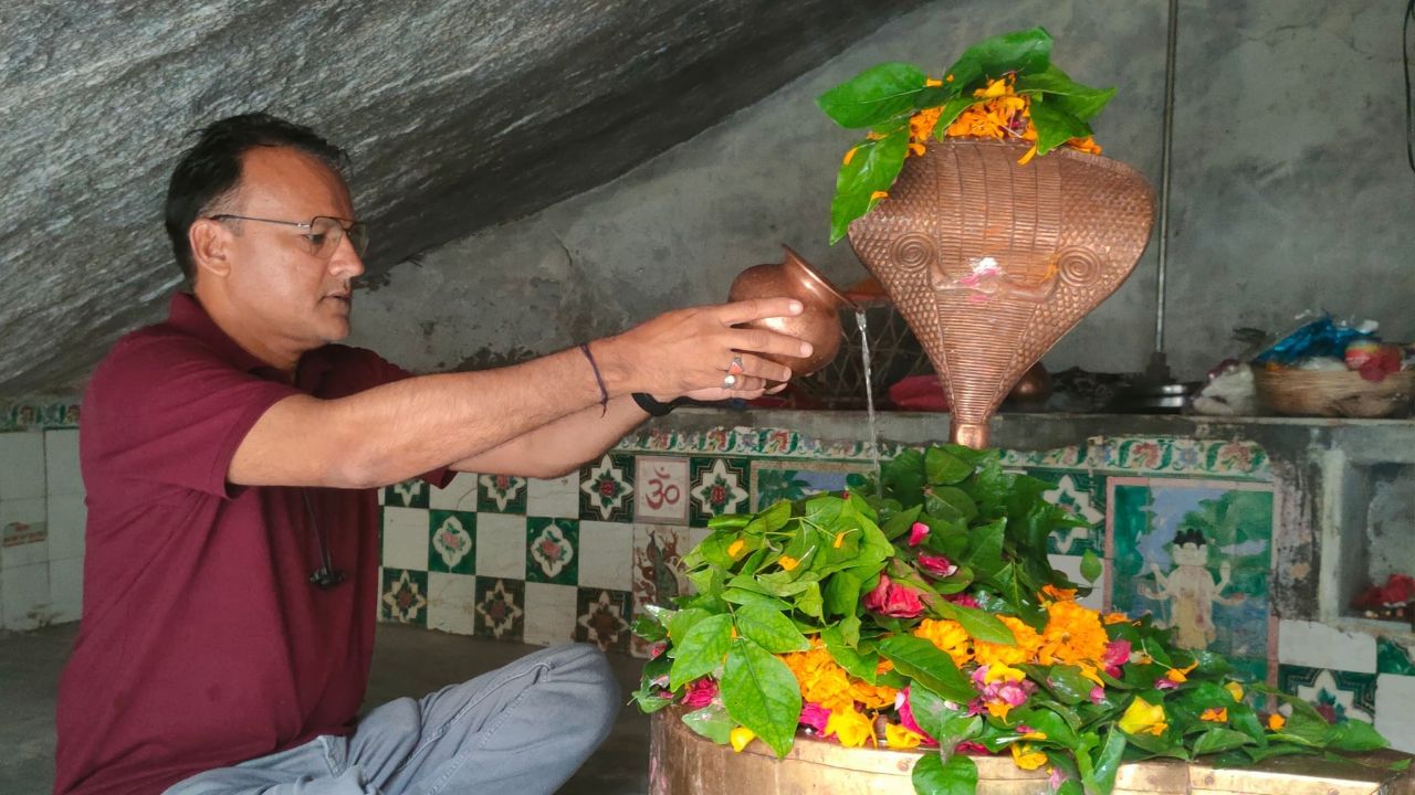 શિવલિંગને જળ અર્પણ કરતી વખતે તમારે ક્યારેય ખોટી દિશામાં બેસવું ન થવું જોઈએ. દક્ષિણ અને પૂર્વ તરફ મુખ રાખીને શિવલિંગ પર જળ ન ચઢાવવું જોઈએ. હંમેશા ઉત્તર દિશા તરફ મુખ રાખીને શિવલિંગ પર જળ ચઢાવો. ઉત્તર દિશાને ભગવાન શિવની ડાબી બાજુ માનવામાં આવે છે જ્યાં માતા પાર્વતી નિવાસ કરે છે. આ દિશામાં મુખ રાખીને જળ ચઢાવવાથી શિવ અને પાર્વતી બંનેના આશીર્વાદ મળે છે.