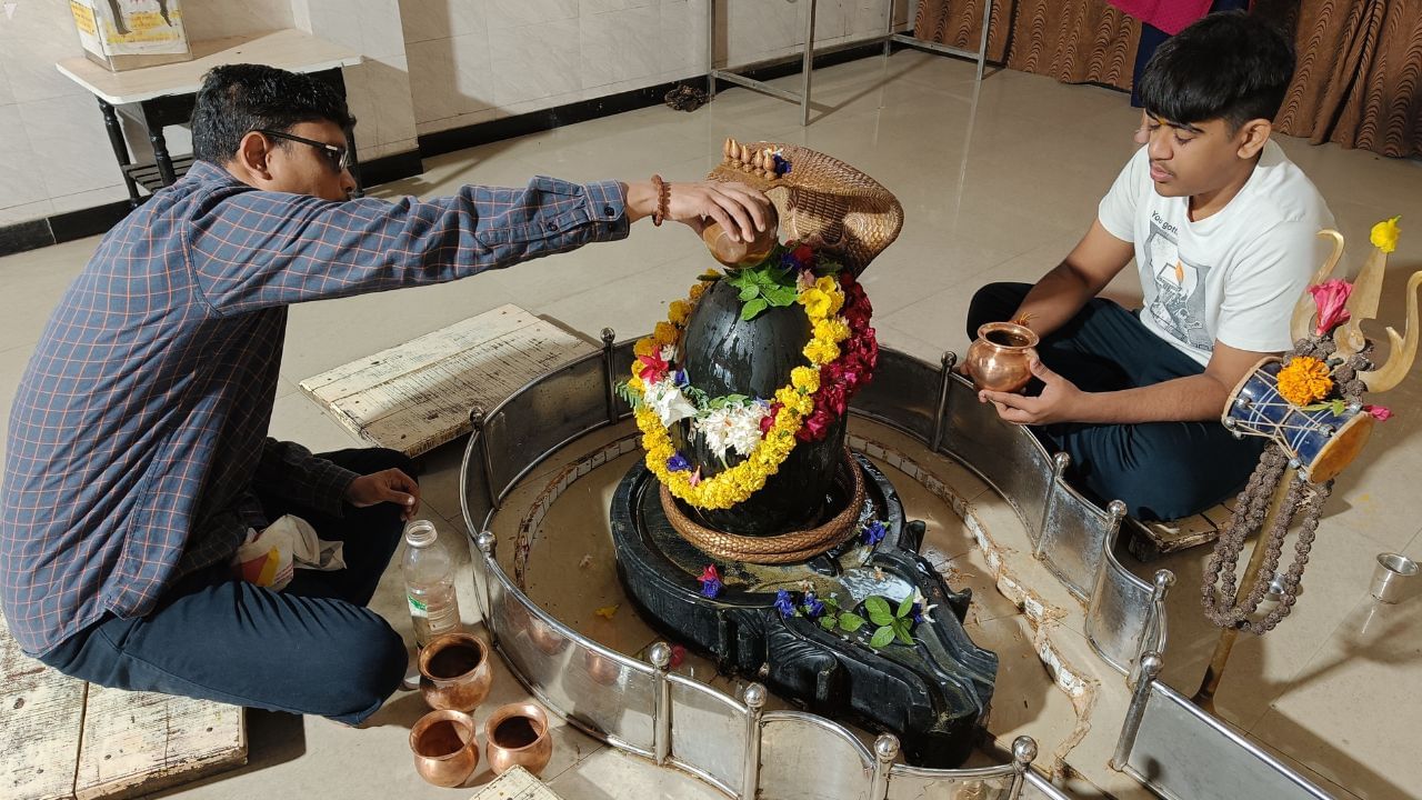 જો તમે શિવલિંગ પર જળ ચઢાવો છો તો તમારે સમયનું પણ ખાસ ધ્યાન રાખવું જોઈએ. જો તમે સવારે 5 થી 11 સુધી પાણી ચઢાવો છો, તો તે વિશેષ ફળદાયી રહેશે. સાંજના સમયે ક્યારેય પણ શિવલિંગ પર જળ ચઢાવવું નહીં. આમ કરવાથી શિવની ઉપાસનાનું ફળ મળતું નથી.