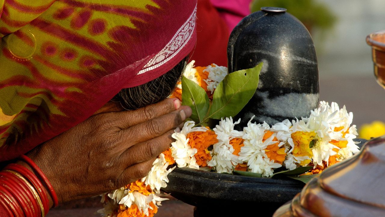 જો તમે ભગવાન શિવનો જલાભિષેક કરી રહ્યા છો, તો ધ્યાન રાખો કે પાણીમાં અન્ય કોઈ વસ્તુ મિક્સ ન કરો. એવું માનવામાં આવે છે કે પાણીમાં કંઈપણ ભેળવવાથી પાણીની શુદ્ધતા ઓછી થઈ જાય છે જેના કારણે કોઈ ફળ મળતું નથી. ( Credits: Getty Images )