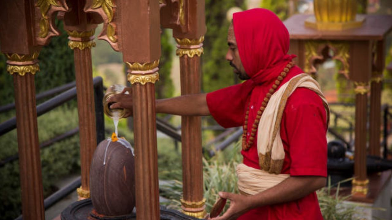 આ સાથે તમારે એ વાતનું પણ ધ્યાન રાખવું પડશે કે જ્યારે તમે જળ અર્પણ કરો છો ત્યારે પાણીનો પ્રવાહ તૂટવો ન જોઈએ અને એકસાથે જ પાણી ચઢાવવું જોઈએ. પરંતુ જો તમે પાણીને બદલે દૂધ ચડાવતા હોવ તો તાંબાના વાસણનો ઉપયોગ ન કરો. ( Credits: Getty Images )