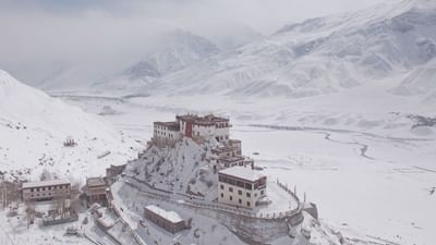 કોઈ પણ વ્યક્તિને પોતાના વ્યવસાયમાંથી ઓછા સમયમાં સ્પીતિ વેલીનો પ્રવાસ કરવો છે. તો આજે અમે તમને જણાવીશુ કે ગુજરાતના અમદાવાદથી અલગ અલગ સમયગાળા માટે એટલે કે 5 અને 7 દિવસ માટે સ્પીતિ વેલી જવુ છે તો કેવી રીત જઈ શકાય. આ ટ્રાવેલ પ્લાનમાં ફ્લાઇટ વિકલ્પો, ટ્રેન વિકલ્પો, અંદાજિત ખર્ચ, પ્રવાસી સ્થળનો સમય, પ્રવેશ ફી અને દરેક મુલાકાત માટે સૂચવેલ સમયનો સમાવેશની જાણકારી આપવામાં આવી છે.