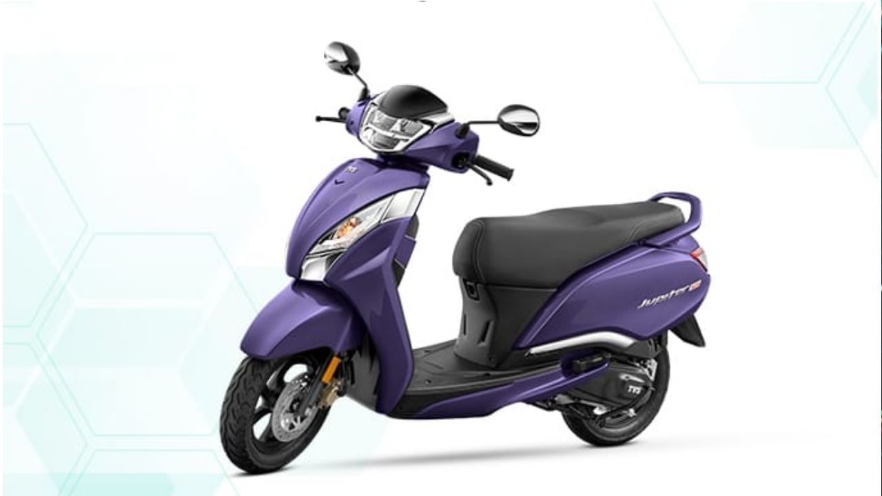 TVS Jupiterનું ARAI પ્રમાણિત માઇલેજ 53 kmpl છે. અમદાવાદમાં TVS Jupiterની એક્સ-શોરૂમ કિંમત 77,191 રૂપિયાથી શરૂ થાય છે અને 89,191 રૂપિયા સુધી જાય છે. 