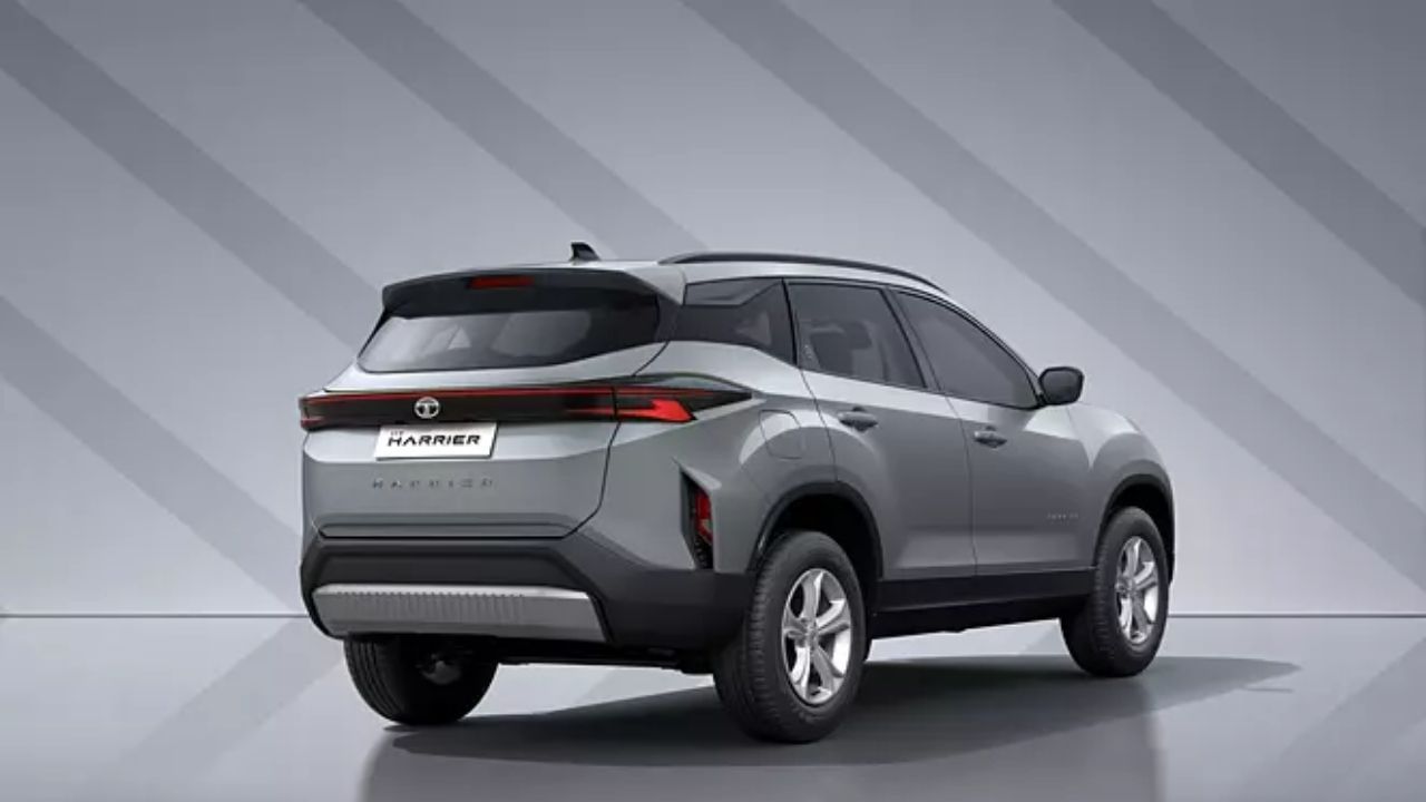 Tata Harrier અન્ય લોકપ્રિય 7 સીટર SUV છે. તેની શરૂઆતી કિંમત 14.99 લાખ રૂપિયા છે. હેરિયરમાં 2.0 લિટર ડીઝલ એન્જિન પણ છે જે 170 bhpનો પાવર આપે છે. તેમાં 6 સ્પીડ મેન્યુઅલ અને 6 સ્પીડ ઓટોમેટિક ટ્રાન્સમિશન વિકલ્પો પણ છે. હેરિયરની ડિઝાઈન એકદમ પાવરફુલ છે અને તેમાં ઘણા સેફ્ટી ફીચર્સ આપવામાં આવ્યા છે.