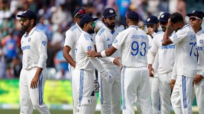 બધા જાણે છે કે જ્યારે ટીમ ઈન્ડિયા કોઈ મેચ જીતે છે ત્યારે તેના ખેલાડીઓ પર ઘણા પૈસાનો વરસાદ થાય છે. પરંતુ સવાલ એ છે કે જ્યારે ટીમ ઈન્ડિયા મેચ હારે છે ત્યારે ટીમના ખેલાડીઓને કેટલા પૈસા મળે છે? તમને જણાવી દઈએ કે ટીમ ઈન્ડિયા જીતે કે હારે, ટીમના ખેલાડીઓને સમાન રકમ મળે છે. BCCI દ્વારા નક્કી કરવામાં આવેલી મેચ ફી ટીમના ખેલાડીઓને મળે છે.