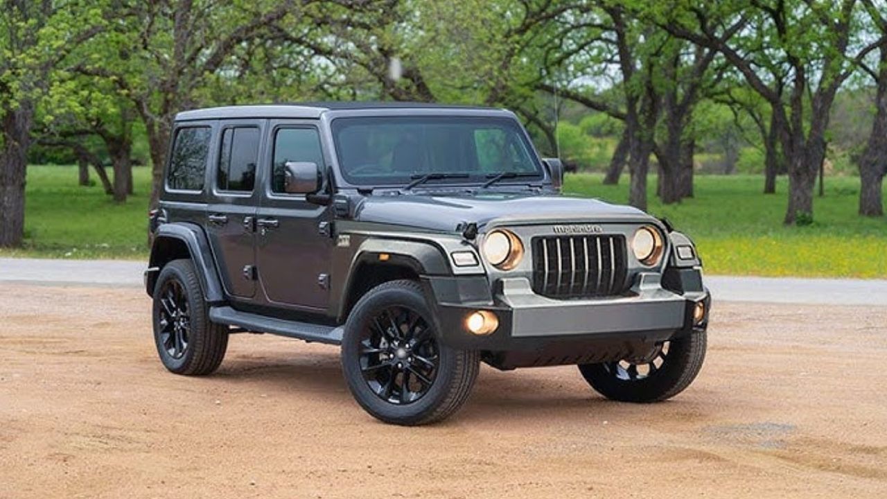 મહિન્દ્રા થાર 3-ડોર વેરિઅન્ટ 3 એન્જિન વિકલ્પોમાં ઓફર કરવામાં આવે છે, જેમાં 1.5 લિટર CRDe ડીઝલ, 2.2 લિટર mHawk ડીઝલ અને 2.0 લિટર mStallion પેટ્રોલનો સમાવેશ થાય છે. 